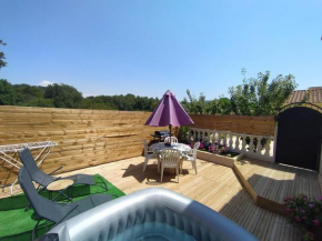 Studio cosy avec terrasse et jacuzzi à disposition de Mai à Août